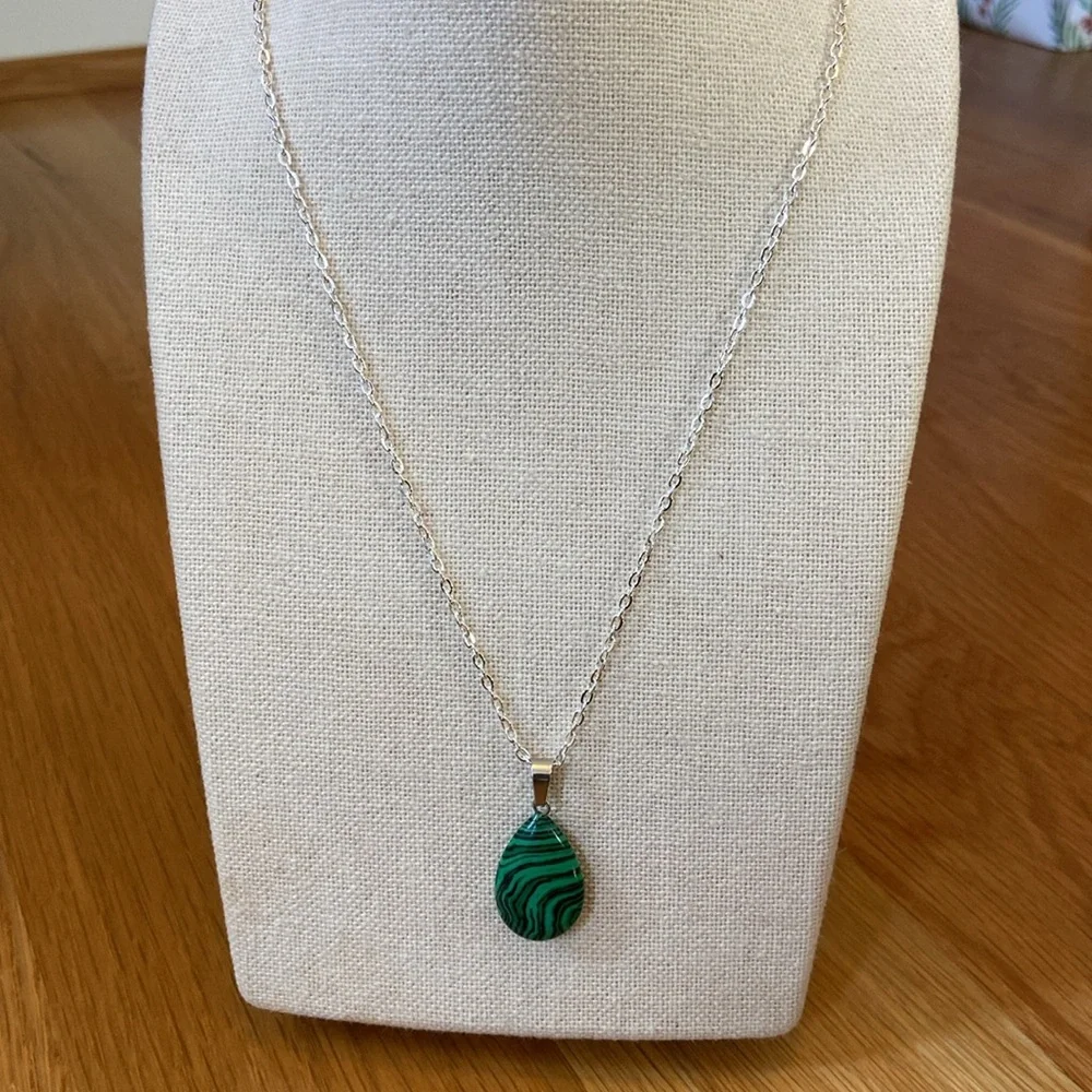 Green Malachite Pendant & 18 inch necklace - Picture 2 of 3
